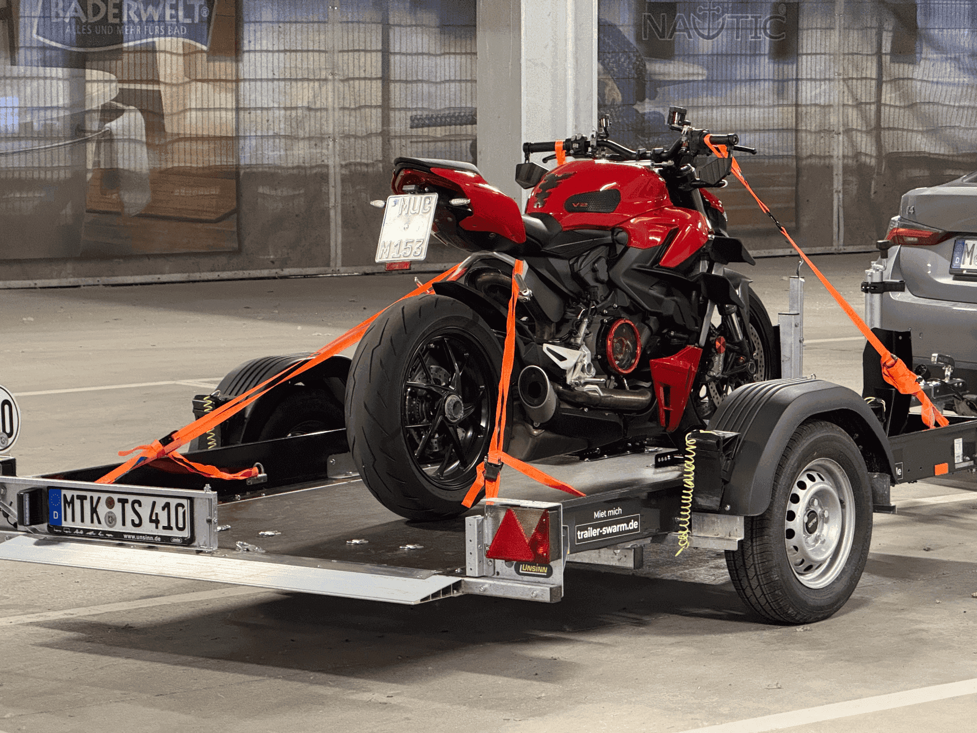 Rückansicht: Motorrad verzurrt auf dem Motorradanhänger – München-Großhadern