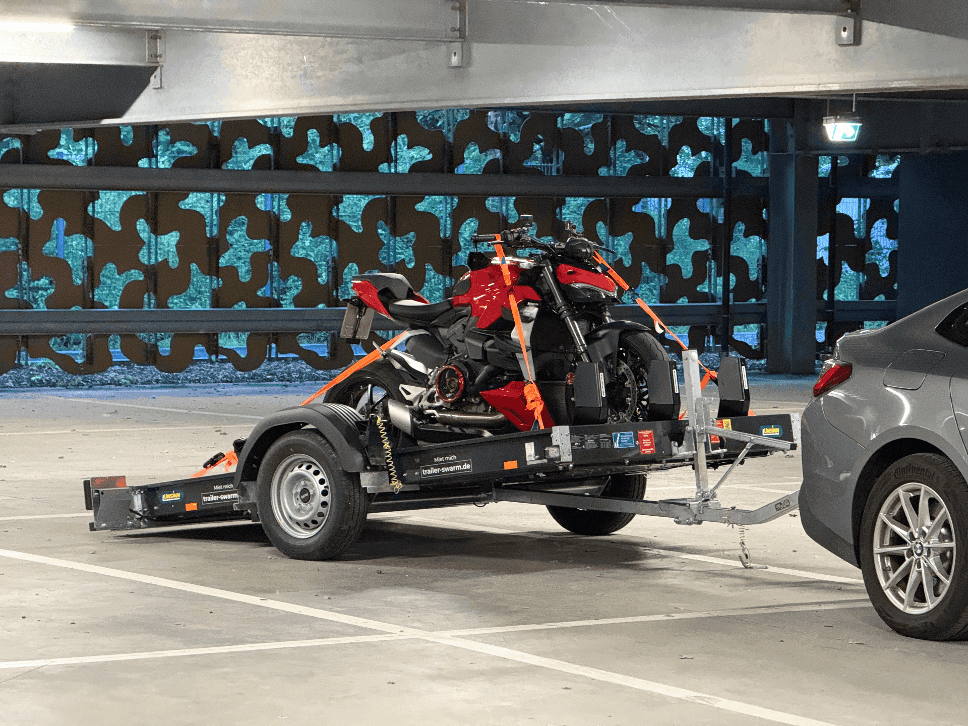 Anhänger am Zugfahrzeug, Rampe/Absenkung – München-Großhadern