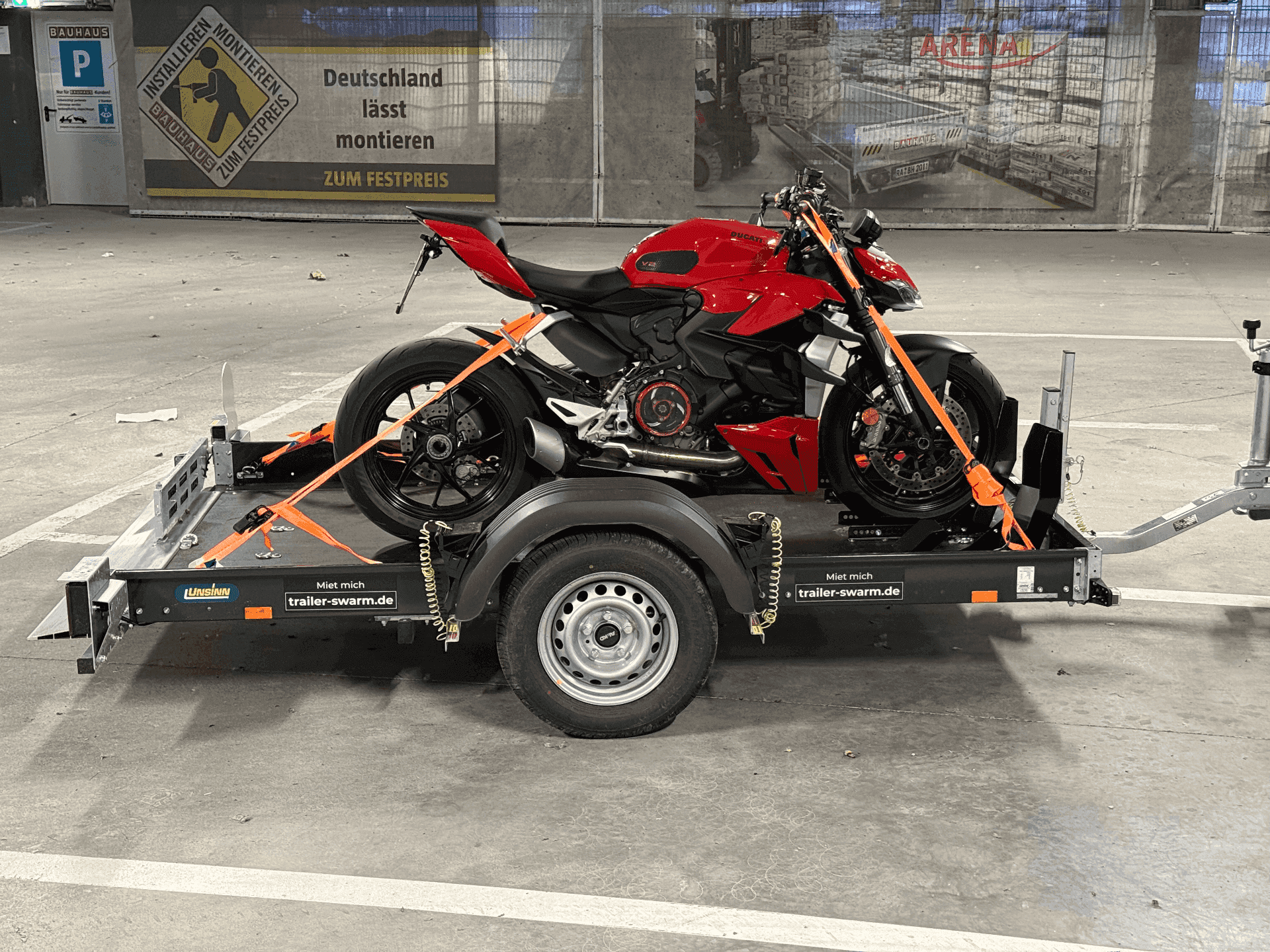 Beladener Motorradanhänger mit Zurrgurten – München-Großhadern