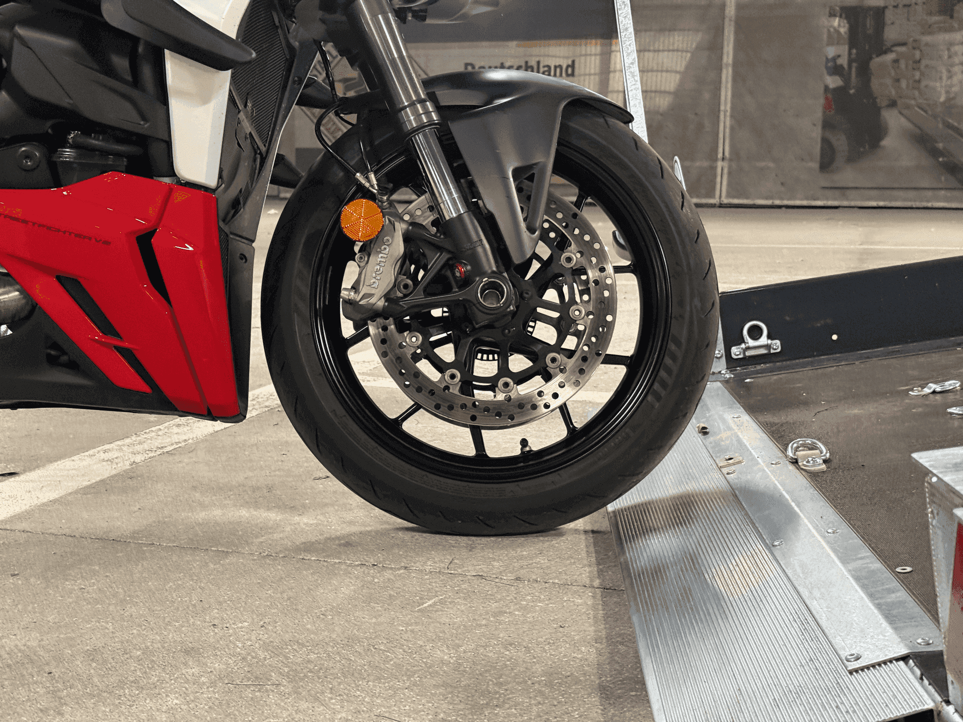 Vorderrad in Wippe/auf Rampe – sicheres Solo-Verladen am Standort München-Großhadern