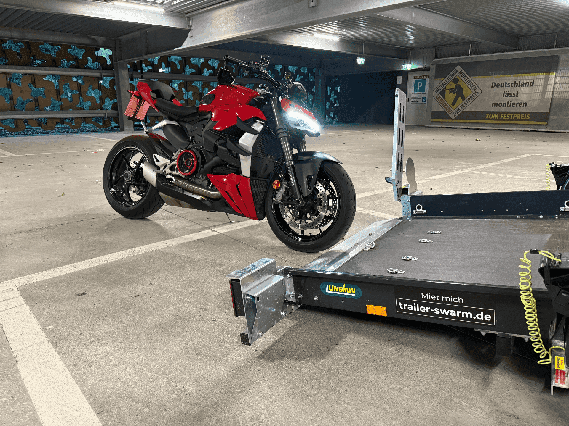 Motorradanhänger neben Motorrad – Standort München-Großhadern | Trailer Swarm